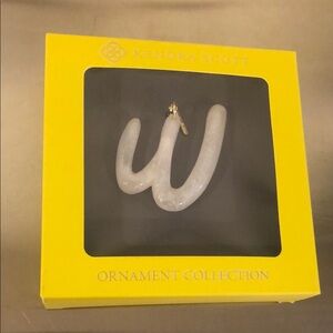 Kendra Scott nwt W ivory resin Ornament